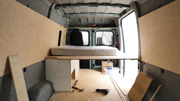 Aménagement van : les étapes essentielles pour un voyage confortable